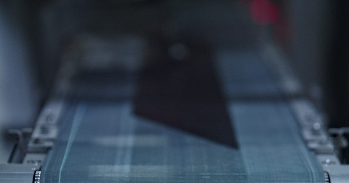 A conveyor belt at a modern industrial manufacturing warehouse, showcasing how to transport materials in the warehouse.